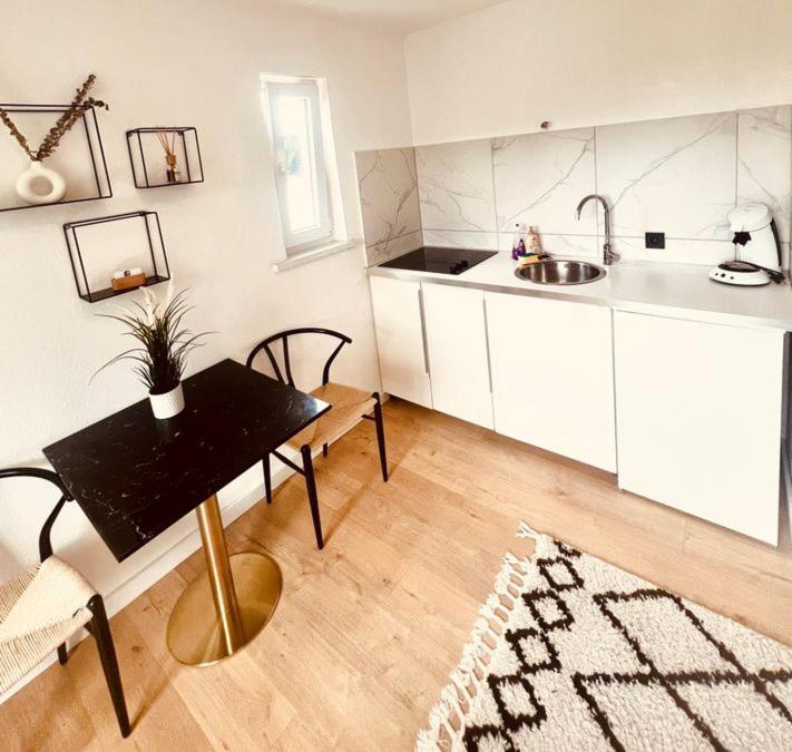 Ferienwohnung an der Uniklinik mit eigener Küche und renoviertem Badezimmer Homburg  Exterior foto